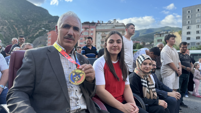 Dünya şampiyonu bilek güreşçisi Rabia Kayahan, Gümüşhane'de coşkuyla karşılandı
