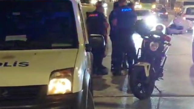 Kaldırımda yürürken taksiden açılan ateşle bacağından vuruldu