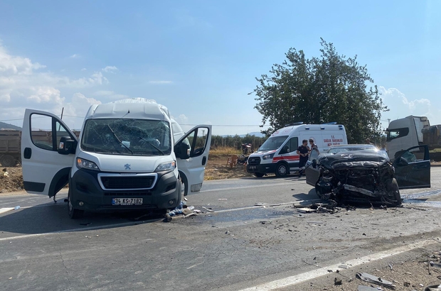 Gaziantep’te kamyonetle otomobilin çarpıştığı kazada 3 kişi yaralandı