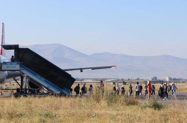 Bomba ihbarı asılsız çıkan Hindistan uçağındaki yolcular, kalkış saatini bekliyor