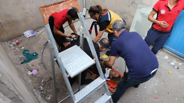 Mersin'de 3'üncü kattan düşen kadın ağır yaralandı