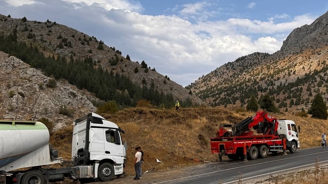 Kahramanmaraş'ta yolda makas atan tır nedeniyle kara yolu 2,5 saat ulaşıma kapandı