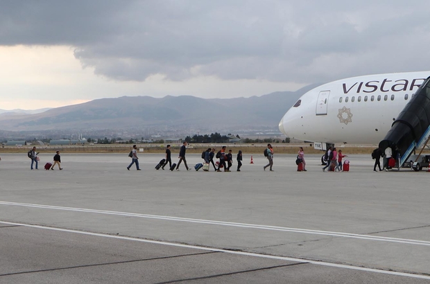 Bomba ihbarı asılsız çıkan Hindistan uçağındaki yolcular, yeni bir uçakla Frankfurt'a uçtu (2)