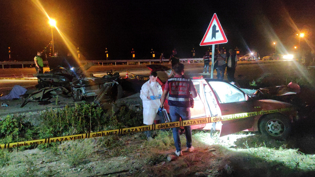 Otomobiller kafa kafaya çarpıştı: 2 ölü, 3 yaralı