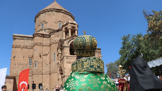 Tarihi Akdamar Kilisesi'nde 12'nci ayin (2)