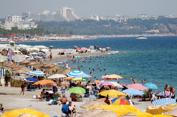 Antalya'da yeni eğitim dönemi öncesi sahiller doldu