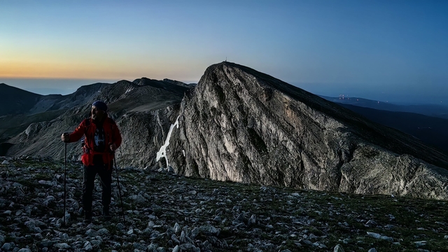 Uludağ'ın zirvesinde gün doğumu; güneş ve ayı aynı anda görüntülediler