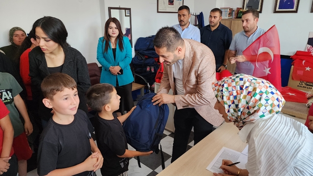 Kayseri'de Ülkü Ocakları'ndan öğrencilere kırtasiye desteği