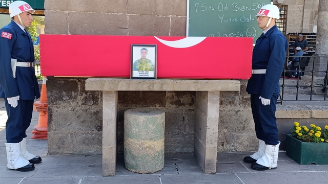 Kahramanmaraş'ta trafik kazasında yaşamını yitiren asker, Kayseri'de toprağa verildi