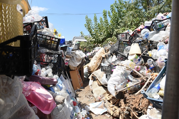 Antalya'da bir gecekondudan 14 kamyon çöp çıkarıldı