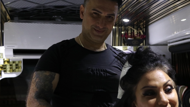 Bankacılığı bırakıp eşinin mesleği kuaförlüğe başladı; işini ve evini karavana sığdırdı