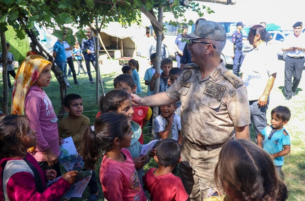 Eskişehir'de jandarma mevsimlik tarım işçilerine KADES'i tanıttı