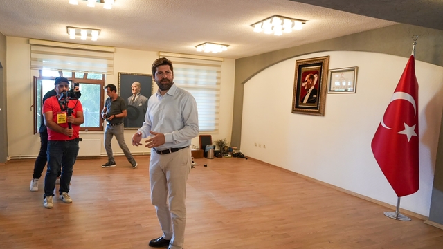 Tarsus Belediye Başkanı Ali Boltaç'ın makam odasındaki eşyalar haczedildi