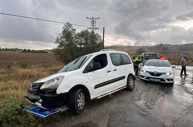 Sürücüsünün kaçarken kaza yaptığı araçta 3 göçmen yakalandı