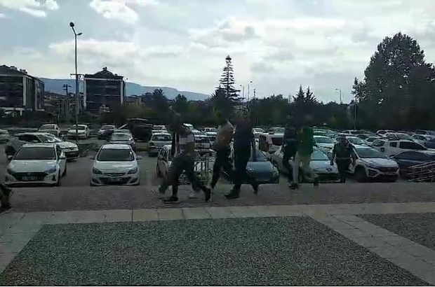 Sahte altınla kuyumcuyu dolandıran şüpheliler tutuklandı