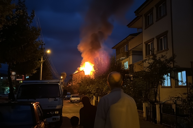 Bolu'da yıldırım isabet eden apartmanın çatısında çıkan yangın söndürüldü