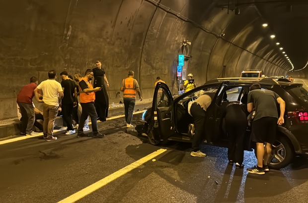 Bolu Dağı Tüneli'nde kaza yapan otomobildeki 3 kişi yaralandı