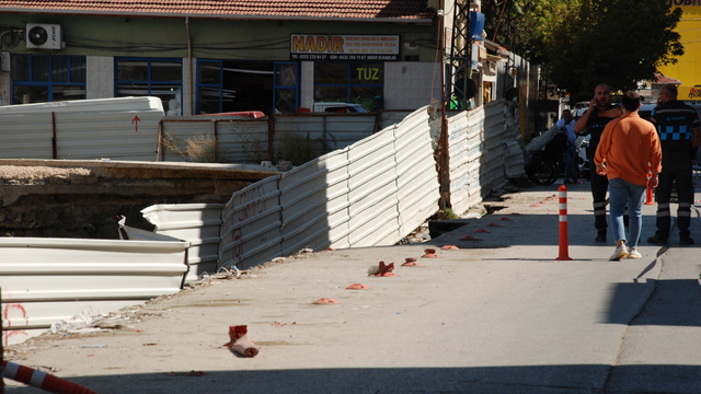 Eskişehir'de inşaat alanındaki çalışma sırasında çöken yol ulaşıma kapandı