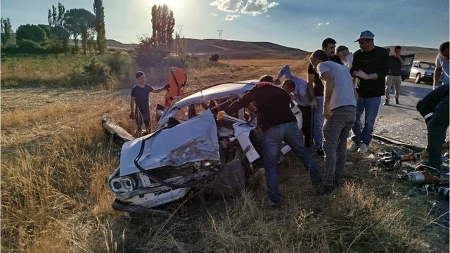 Sivas'ta iki ayrı trafik kazasında 7 kişi yaralandı