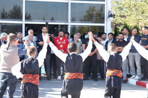 Paralimpik Oyunları şampiyonu judocu İbrahim Bölükbaşı, memleketi Erzurum'da çiçeklerle karşılandı