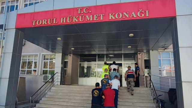 Gümüşhane'de trafik işaret levhalarını çalan 4 kişi tutuklandı