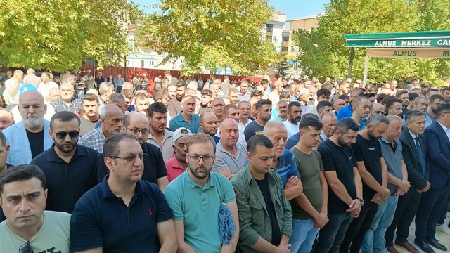 Vefat eden MHP Almus İlçe Başkanı Altundağ'ın cenazesi toprağa verildi