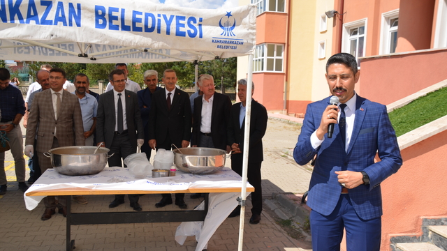 Kahramankazan'da öğretmenlerden öğrencilere aşure ikramı