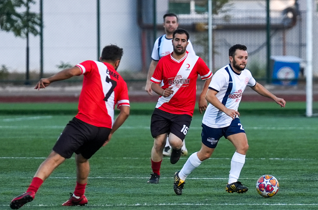 Türk Kızılayı, sporda ilk yardıma dikkati çekmek için futbol maçı düzenledi