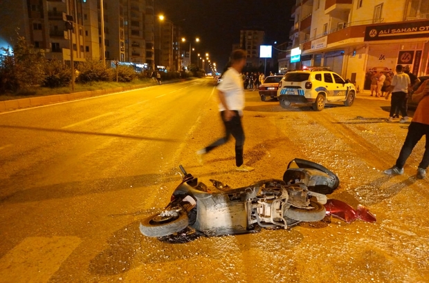 Otomobille çarpışan motosikletli yaralandı; kaza kamerada