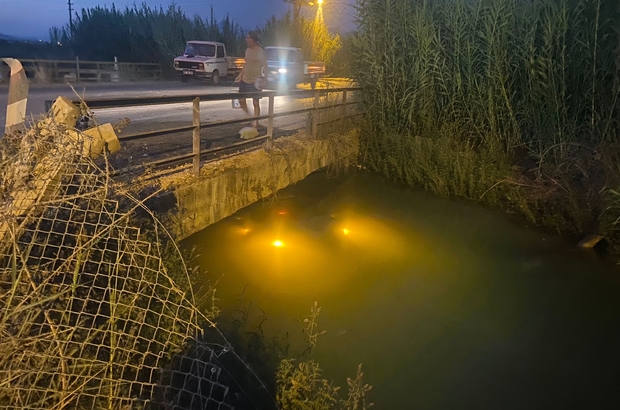 Antalya'da kanala düşen otomobildeki 2 kişi kazadan yara almadan kurtuldu