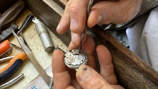 80 yaşında ilçedeki tek saat ustası, 30 yıldır kurmalı mekanizmayla çalışan saatlerin tamirini yapıyor