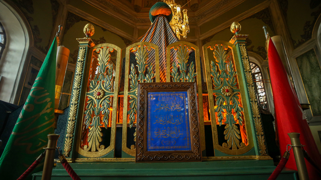 Emir Sultan Türbesi'nin yenilenen sanduka örtüsü yerine serildi