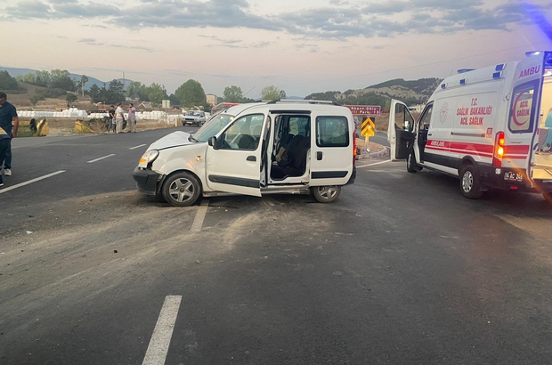 Bolu'da hafif ticari araç ile otomobilin çarpıştığı kazada 3 kişi yaralandı