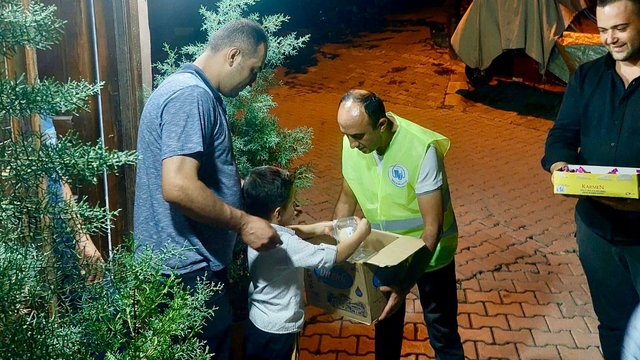 İskilip Belediyesi Mevlit Kandili nedeniyle vatandaşlara un helvası ikram etti