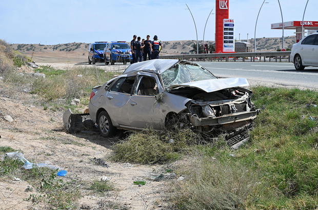 Kırıkkale'de otomobil su kanalına devrildi: 3 yaralı