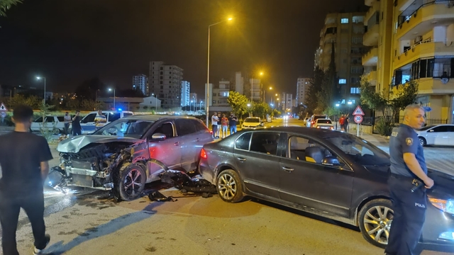 Adana'da iki otomobilin çarpışması sonucu bir kişi yaralandı