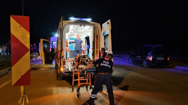 Çorum'da devrilen hafif ticari araçtaki aynı aileden 4 kişi yaralandı