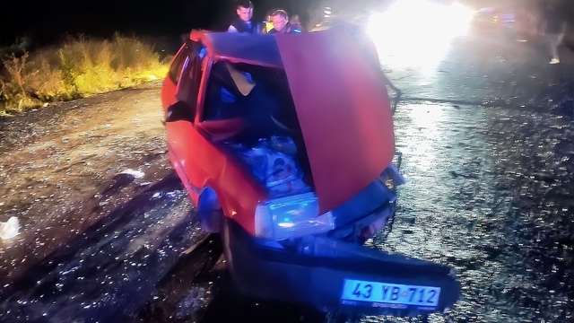 Kütahya'da iki otomobil kafa kafaya çarpıştı: 1 ölü, 1 yaralı