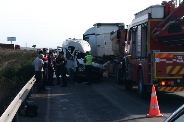 Adana'da tır ile servis minibüsünün çarpışması sonucu 3 kişi öldü, 8 kişi yaralandı