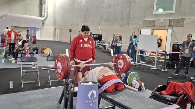 Fizyoterapistinin önerisiyle başladığı para halterde, omzundaki 2 yırtıkla olimpiyat 7'ncisi oldu