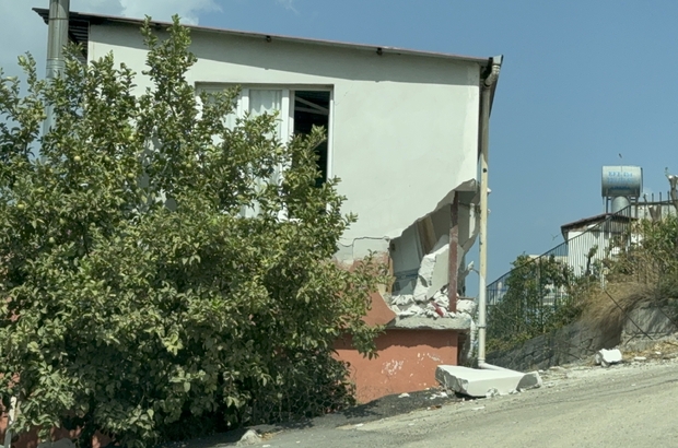 Adana'da çöp kamyonunun çarptığı evdeki bir kişi yaralandı