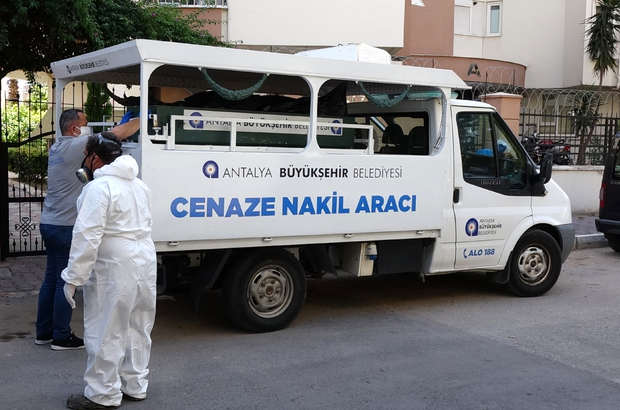 Kötü koku ihbarına gelen polis, dairede cansız bedenini buldu