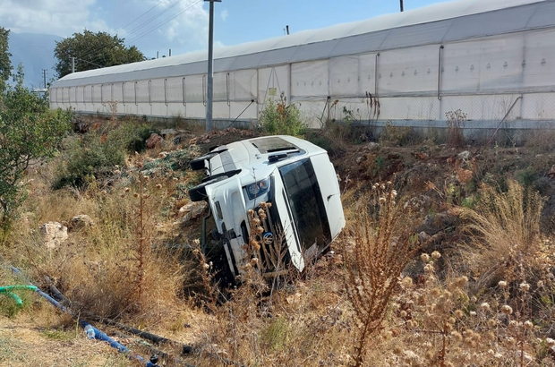 Antalya'da şarampole devrilen tur minibüsündeki 13 kişi yaralandı