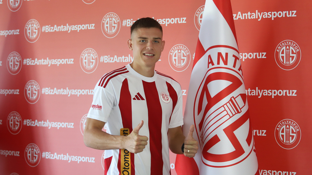 Antalyaspor, Petrusenko ile Abdurrahim Dursun için imza töreni düzenledi