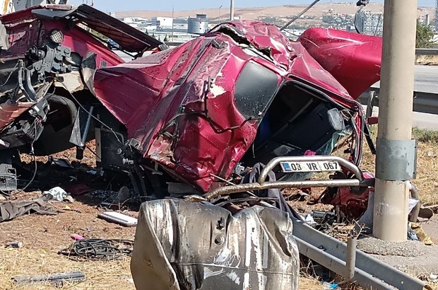 Kireç yüklü TIR'a çarpan TIR'ın şoförü yaralandı