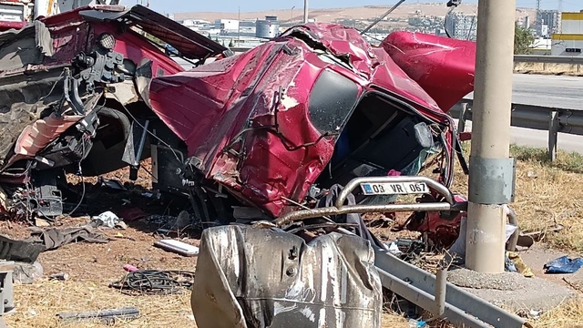 Kireç yüklü TIR'a çarpan TIR'ın şoförü yaralandı