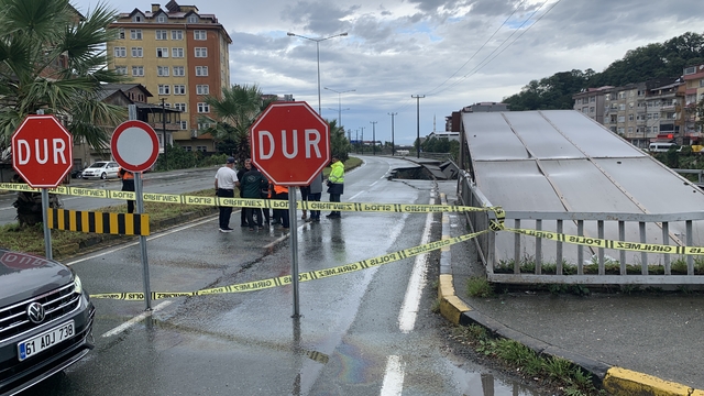 Artvin'de taşkın ve heyelanlara neden olan yağışta yol çöktü (3)