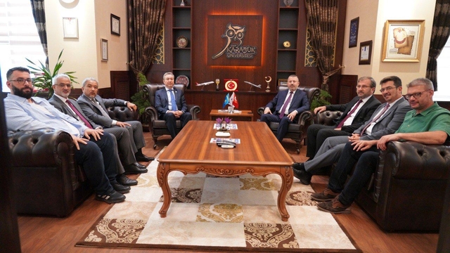 Kazakistan'ın Ankara Büyükelçisi Sapiyev KBÜ Rektörü Kırışık'ı ziyaret etti