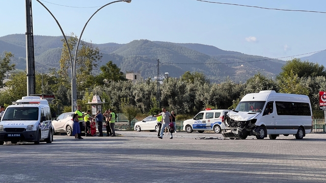 Osmaniye'de otomobille çarpışan okul servisindeki 8 öğrenci yaralandı
