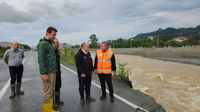 Artvin'de sel ve heyelanlarda kapanan köy yolları ulaşıma açıldı